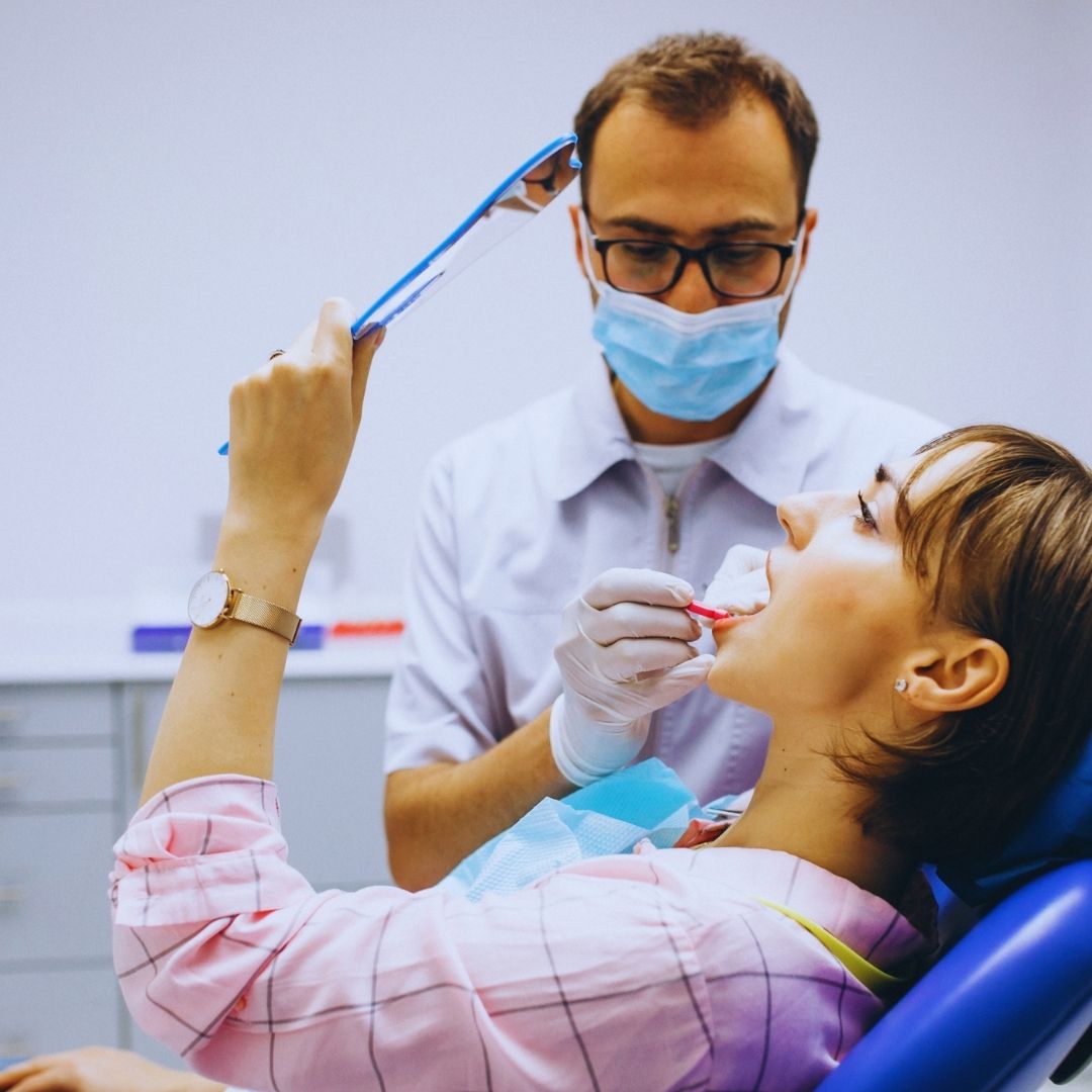 A perda total dos dentes é uma realidade que afeta profundamente a qualidade de vida, a autoestima e até o comportamento social de milhares de pessoas.
