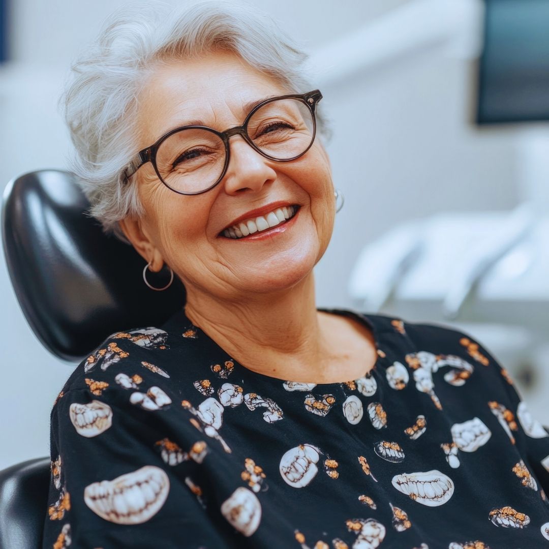 A perda de um ou mais dentes é uma situação que gera impactos profundos e imediatos na vida de qualquer pessoa. Vai muito além de uma simples questão de aparência no espelho; a ausência dentária afeta a capacidade de falar com clareza, prejudica a trituração correta dos alimentos e, de forma gradual, mina a autoconfiança nas interações sociais diárias.