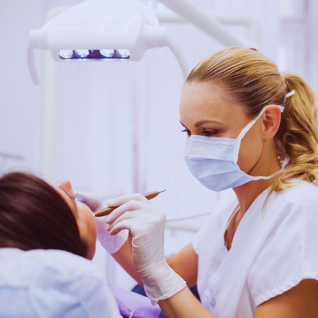 O Day Care odontológico é um conceito de atendimento personalizado que otimiza o tempo do paciente ao condensar um tratamento que levaria semanas em uma jornada única e intensiva.
