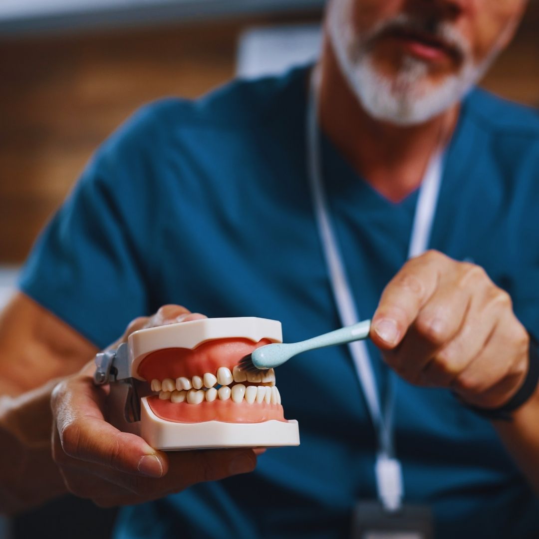 A perda total dos dentes é um problema de saúde bucal que vai muito além da estética do rosto. Quando uma pessoa perde todos os elementos dentários de uma ou de ambas as arcadas, ela enfrenta dificuldades diárias para realizar funções básicas e vitais, como falar de forma clara e se alimentar de maneira correta e saudável.