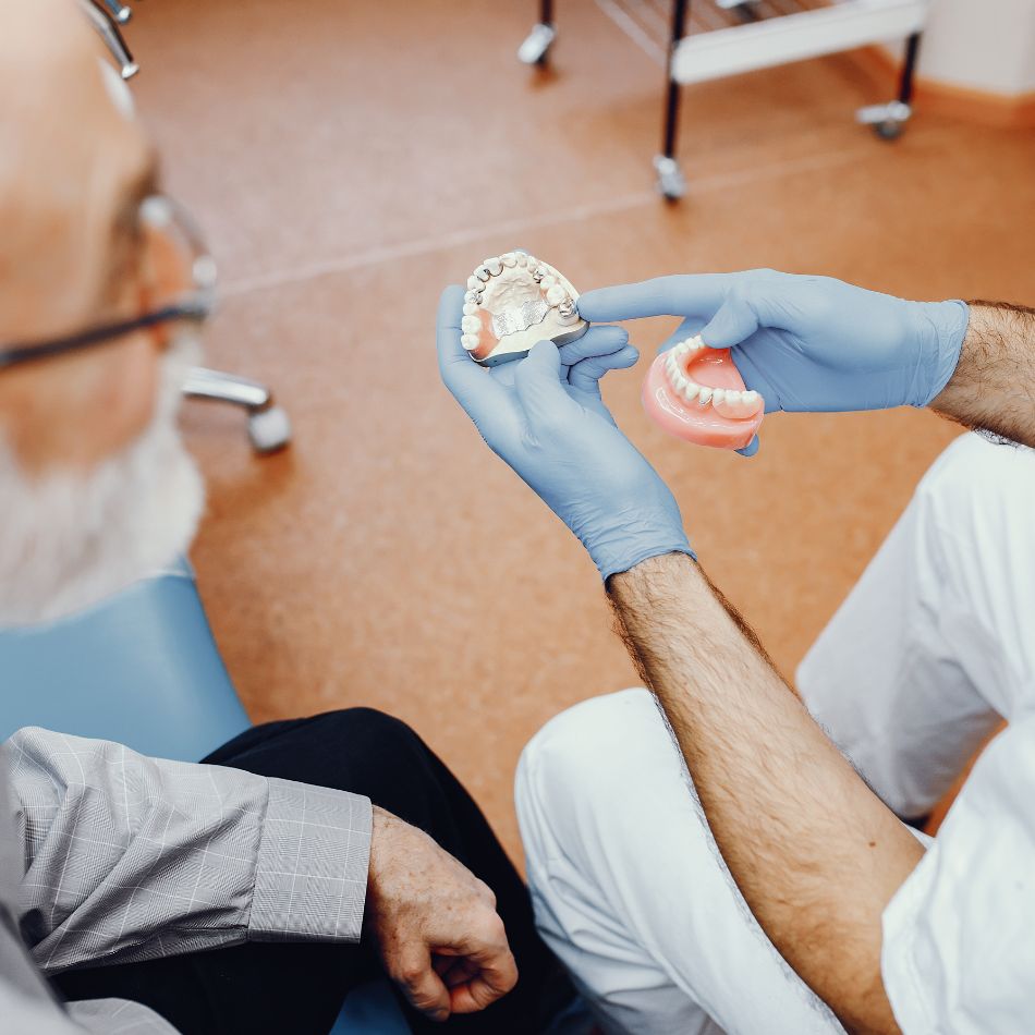 Prótese Total (Dentadura): O Guia Definitivo para Recuperar seu Sorriso.