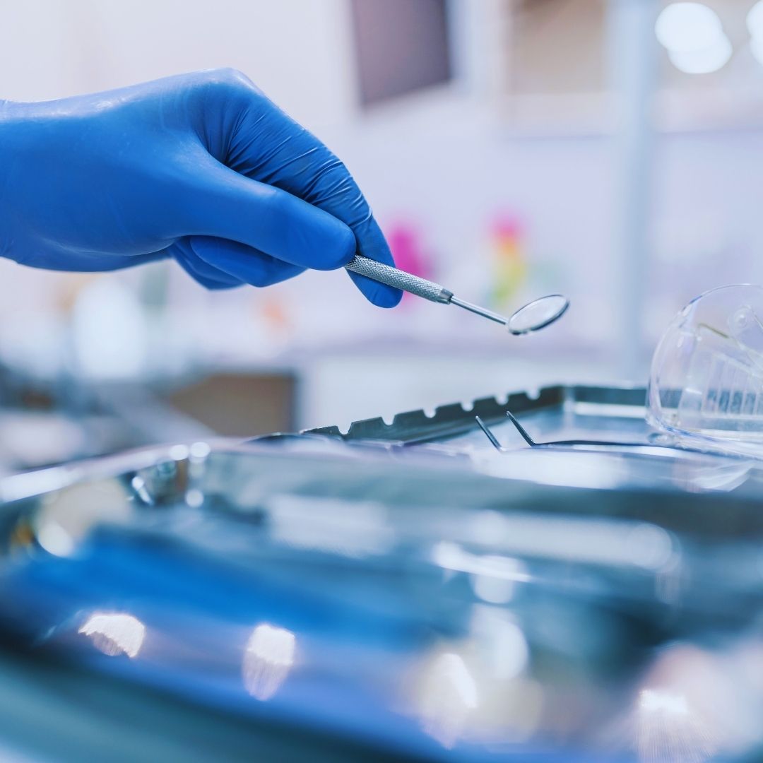 O ambiente do consultório lida diretamente com fluidos biológicos, o que exige um protocolo de controle de infecções extremamente rígido e sem margem para falhas manuais.