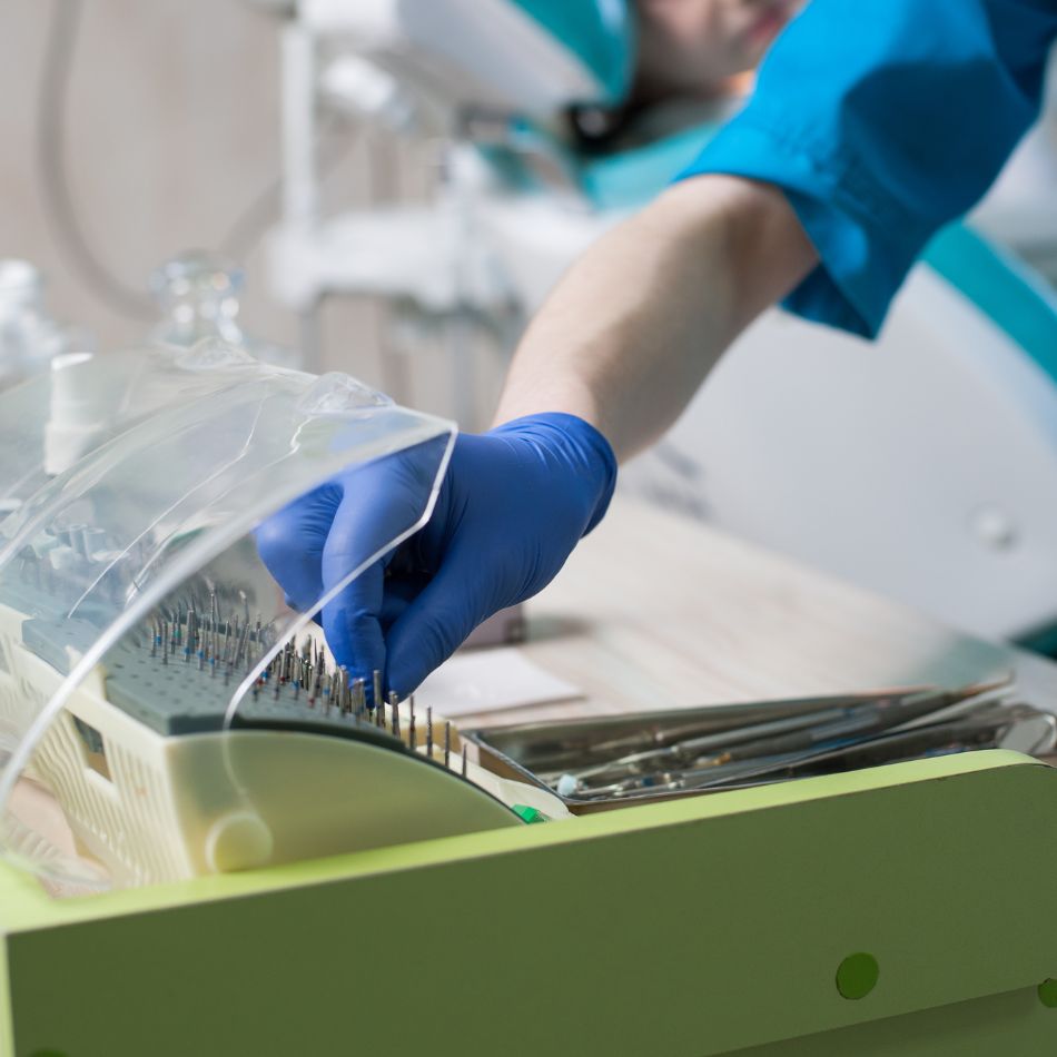 Esterilização de Material Odontológico: Como a Biossegurança Protege a Sua Saúde.