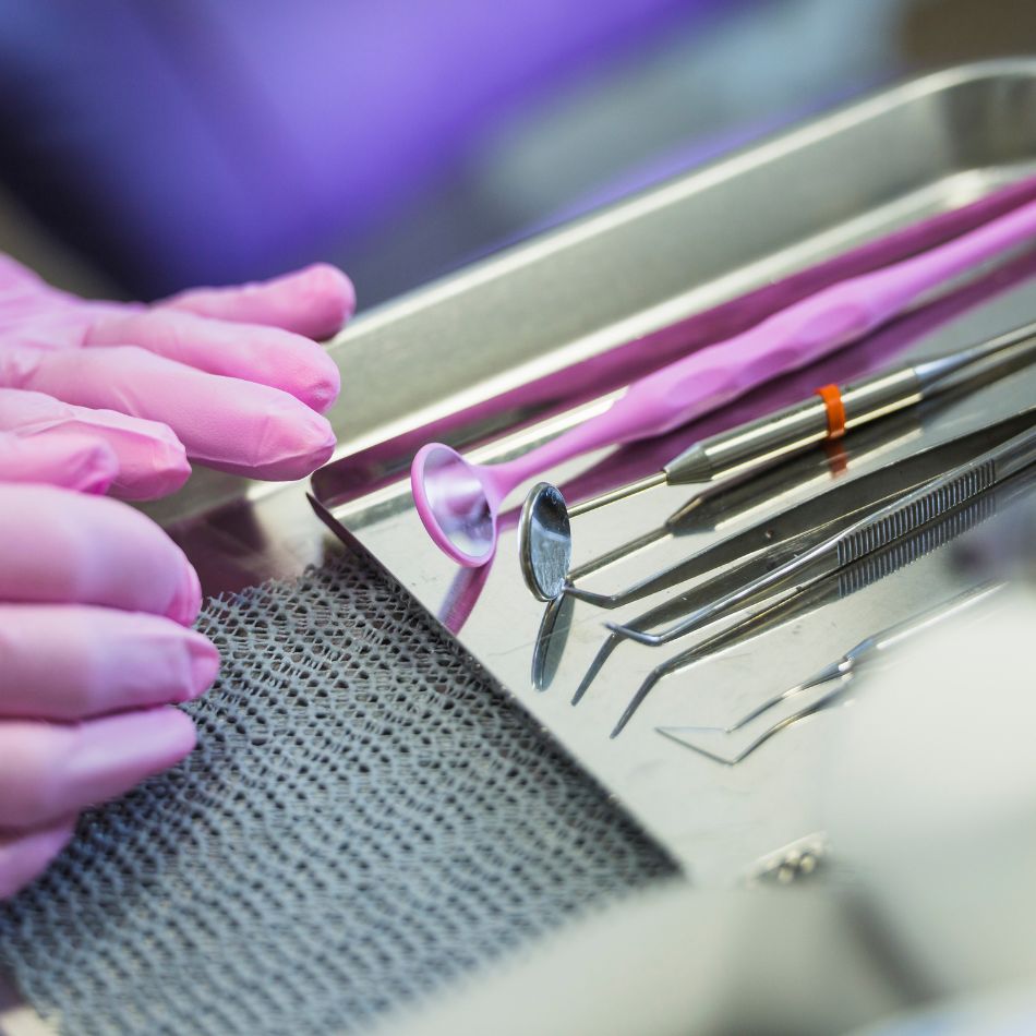 Esterilização de Material Odontológico: Como a Biossegurança Protege a Sua Saúde.