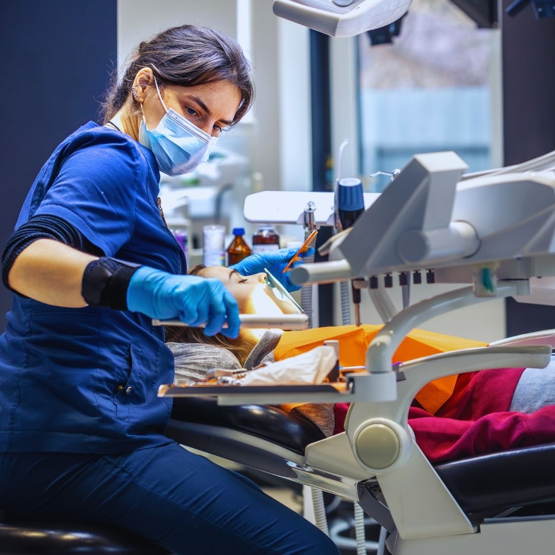 Existe uma área especializada e vital dentro da odontologia que atua como uma verdadeira ponte entre a saúde bucal e a medicina sistêmica, cuidando do bem-estar do corpo todo. Estamos falando da estomatologia, uma especialidade odontológica focada diretamente na prevenção, diagnóstico e tratamento de doenças que afetam a cavidade oral.