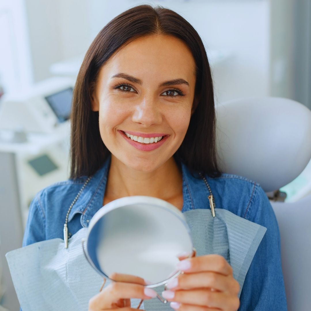 O conceito de saúde bucal mudou de forma profunda nos últimos anos. Se no passado as pessoas procuravam o consultório odontológico apenas para tratar dores, remover cáries ou realizar extrações, hoje a busca pelo sorriso perfeito e pela simetria facial tornou-se uma das principais motivações dos pacientes nas clínicas modernas.
