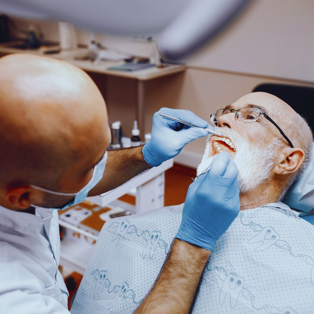 A odontologia moderna oferece duas excelentes alternativas para reabilitar a sua boca de forma segura: o implante dentário e a prótese dentária convencional.