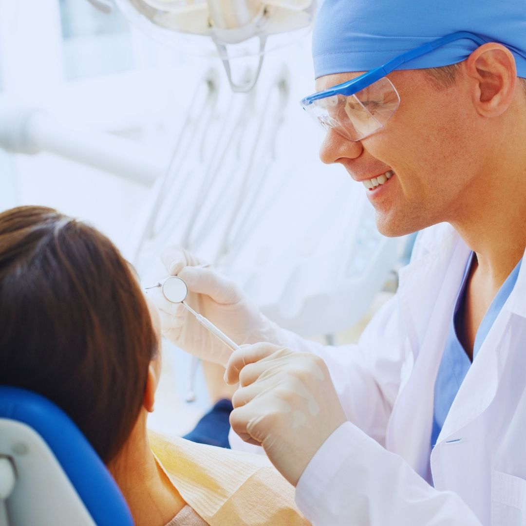 Sentir uma dor de dente profunda e constante é uma das sensações mais desconfortáveis que podemos experimentar. Quando esse incômodo surge, o medo de precisar realizar um tratamento de canal costuma invadir a mente de muitos pacientes, trazendo à tona mitos antigos sobre dor e sofrimento no consultório.