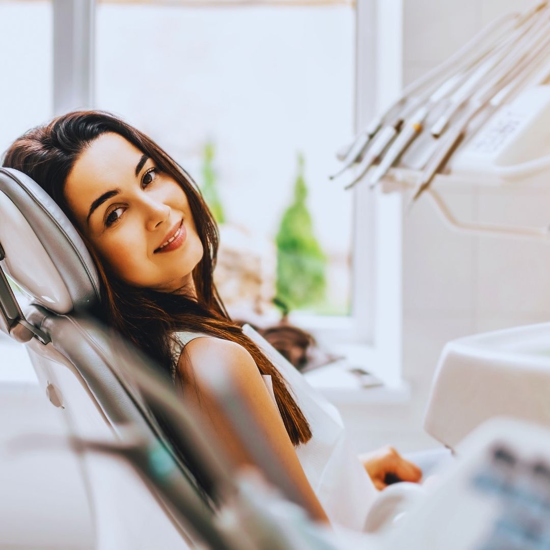 Deixar a ida ao dentista para depois por falta de tempo pode transformar pequenos problemas em grandes complicações clínicas. O surgimento de cáries não tratadas, dentes quebrados ou a falta de elementos na arcada prejudicam diretamente a mastigação e a autoestima diária.