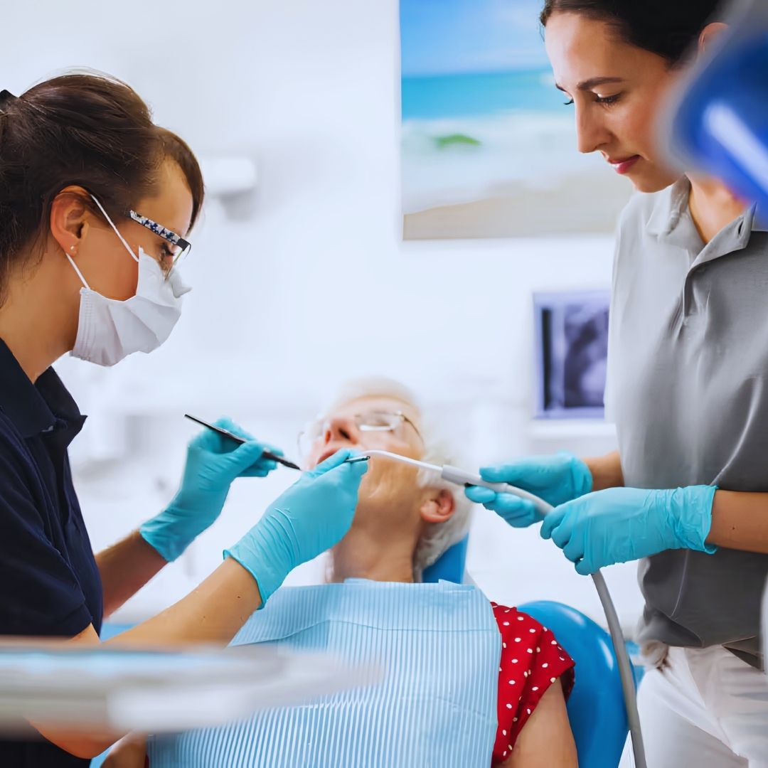 A perda de um ou mais dentes é uma condição que impacta diretamente a estética da face, a mastigação e o bem-estar psicológico. Quando faltam elementos na boca, as pessoas tendem a esconder o sorriso, evitar certos alimentos e perder a autoconfiança cotidiana.
