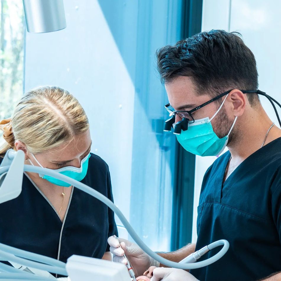 Prótese Fixa Dentária: Tipos, Vantagens e Como Escolher a Melhor Solução.
