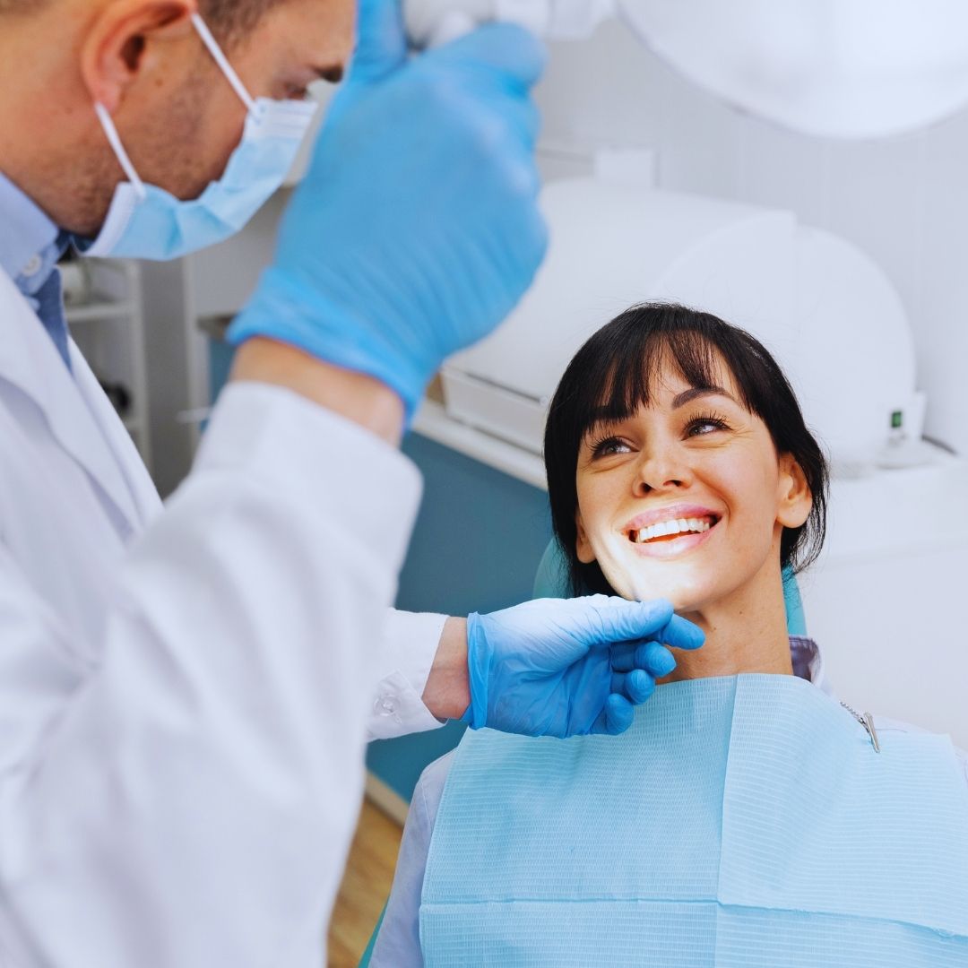Sofrer um acidente que resulta na perda brusca de um dente é uma situação assustadora, dolorosa e que gera pânico imediato em qualquer pessoa. Seja durante uma partida de futebol com os amigos, uma queda acidental de bicicleta ou um pequeno impacto doméstico, ver um dente sair por inteiro da boca é um dos momentos mais delicados da urgência odontológica.