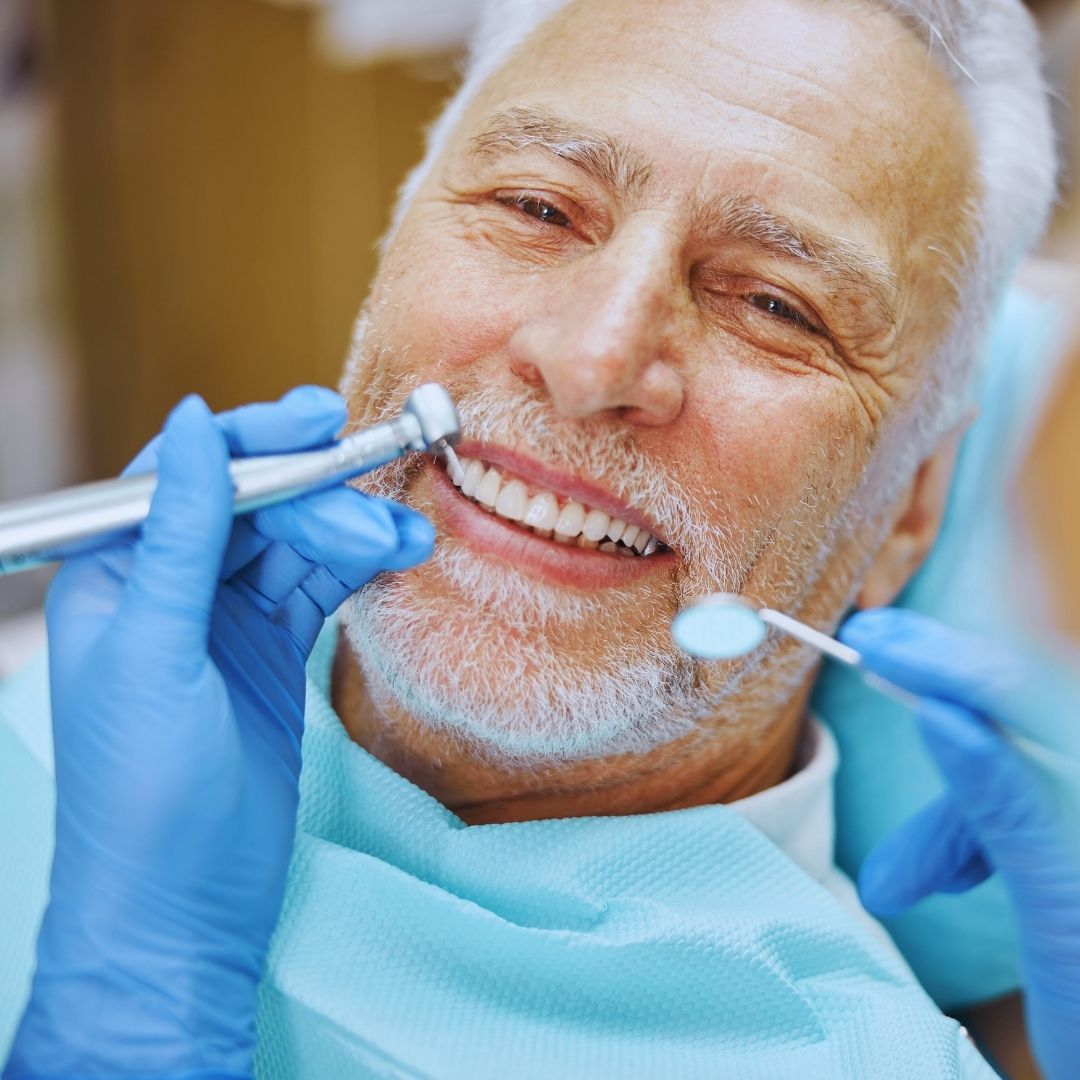 Perder um dente mexe com a nossa segurança, com a fala e com a liberdade de comer o que temos vontade. Os implantes dentários são a solução definitiva da odontologia moderna para devolver a firmeza e a beleza do seu sorriso com total naturalidade.