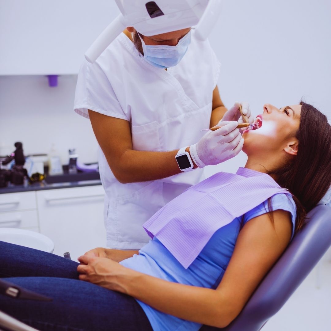 A união entre odontologia e estética vai muito além de ter dentes brancos para fotos nas redes sociais. Essa integração equilibra saúde, mastigação correta e harmonia visual em um único plano de tratamento.