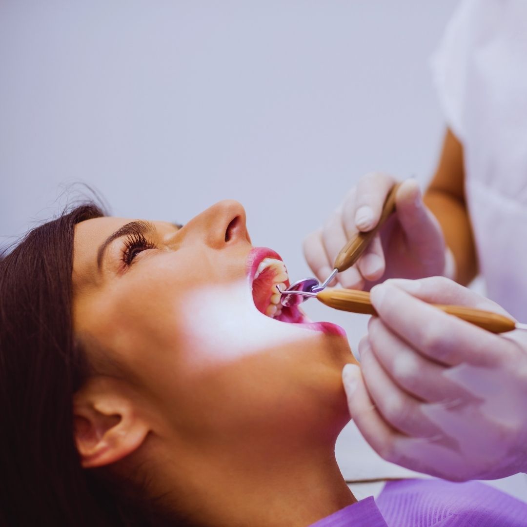 Você percebeu um tom avermelhado na pia ao cuspir a espuma da pasta de dente ou notou o fio dental manchado de vermelho? O sangramento na gengiva é um sinal de alerta que afeta milhares de pessoas todos os dias, mas que muitos ignoram.