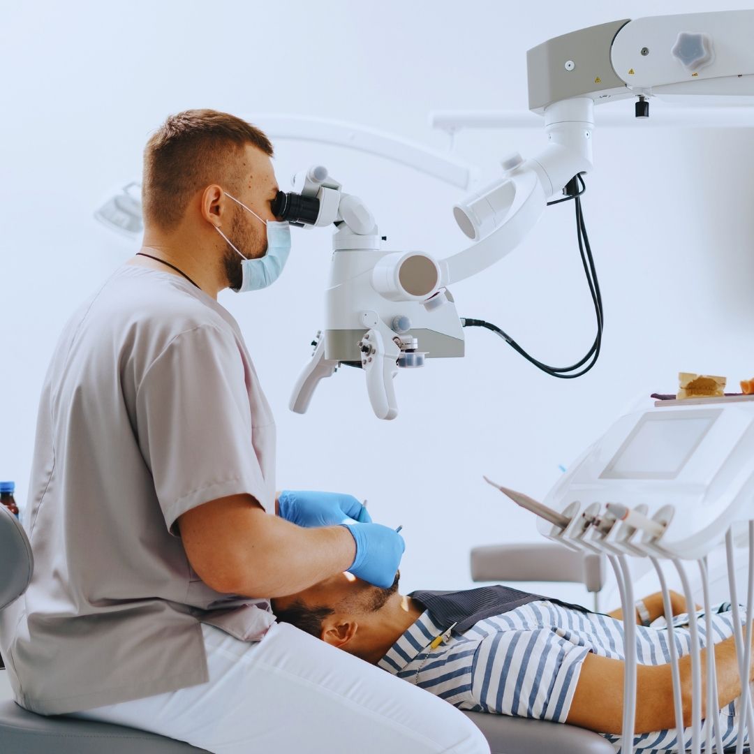 A perda de dente é uma situação que assusta qualquer pessoa, afetando a mastigação, a fala e a segurança para sorrir. Ninguém quer passar pelo desconforto de perder um elemento dentário e ver a harmonia do rosto mudar de repente.