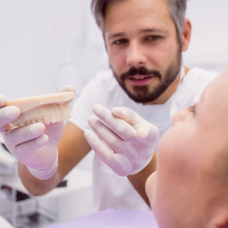 Como Cuidar dos Seus Implantes Dentários e Garanta Dentes Fixos para Toda a Vida.