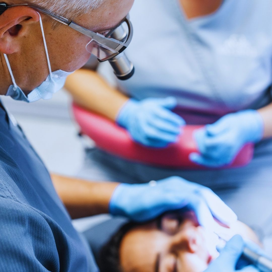 A estomatologia é a especialidade médica da odontologia dedicada a diagnosticar feridas, manchas e lesões nos tecidos da boca. Cuidar da saúde bucal vai muito além de tratar cáries nos dentes.